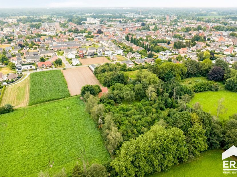 Prachtig perceel hartje Geel op 6.506,96 m² Dit prachtig perceel bevindt zich in hartje Geel, toch genietend van alle rust en comfort. Het geheel is g