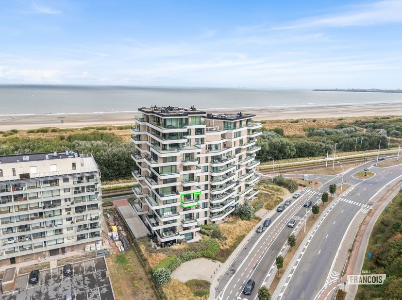Op een uitzonderlijke toplocatie in Blankenberge bevindt zich dit stijlvolle en tijdloze appartement op de vierde verdieping van de prestigieuze en re