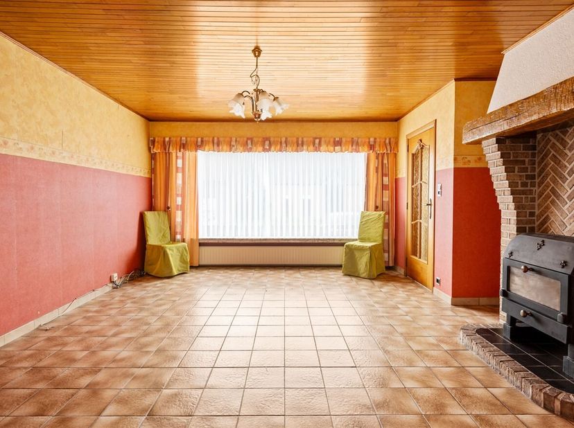 Te renoveren split-level woning met retro allures gelegen in een leuke en landelijke omgeving nabij het centrum van Brecht!<br />
Een inkomhal die zow