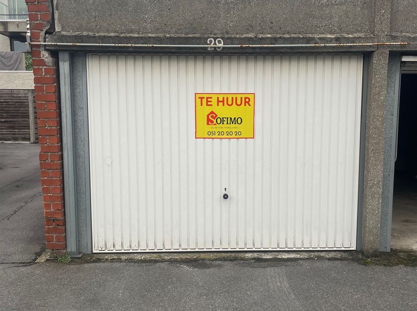 Garage te huur in Albrecht Rodenbachstraat,
                    8800 Roeselare