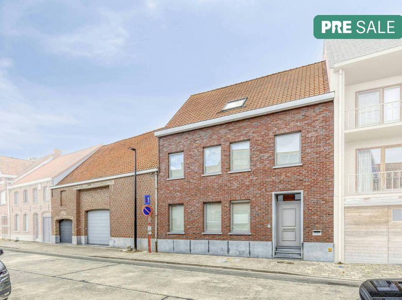 Ontdek deze woning tijdens de Pre-sale op zaterdag 19/09 van 9u en 10u30, maak nu jouw afspraak!<br />
<br />
Ruime gezinswoning met zonnige tuin, gar