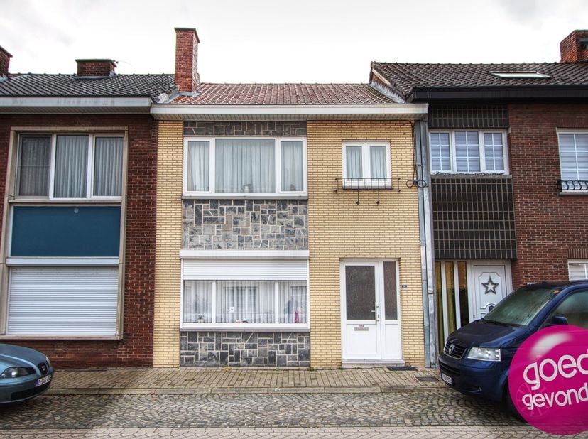Centraal gelegen gezinswoning met 3 slaapkamers, 2 leefruimtes en een grote zonnige tuin met 2 terrassen, uitstekend gelegen op wandelafstand van scho