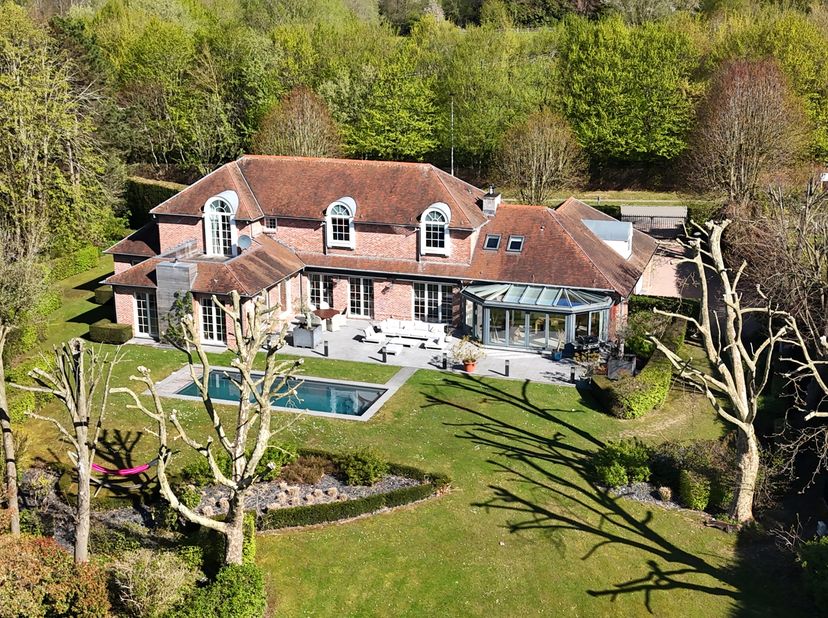 <br />
Gelijkvloers – 322 m²<br />
Vloeren met tegels 60×60 – vloerverwarming – plafondhoogte: 2,72 m<br />
<br />
Inkomhal (8,90 × 4,60 m – 42 m²) me