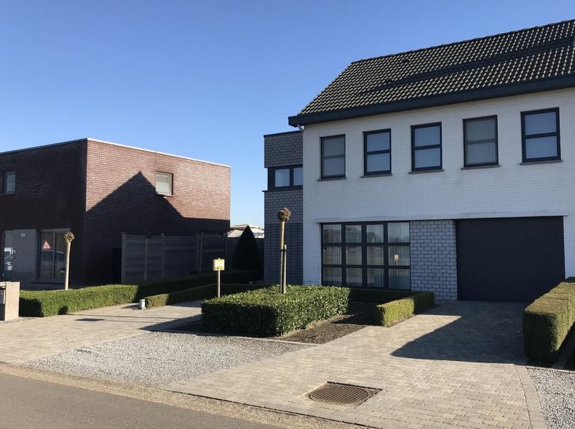 Mooie woning, gelegen in de Poortstraat 19 te Oudsbergen (Meeuwen).<br />
Centrum, scholen en openbaar vervoer op wandelafstand. <br />
Indeling gelij