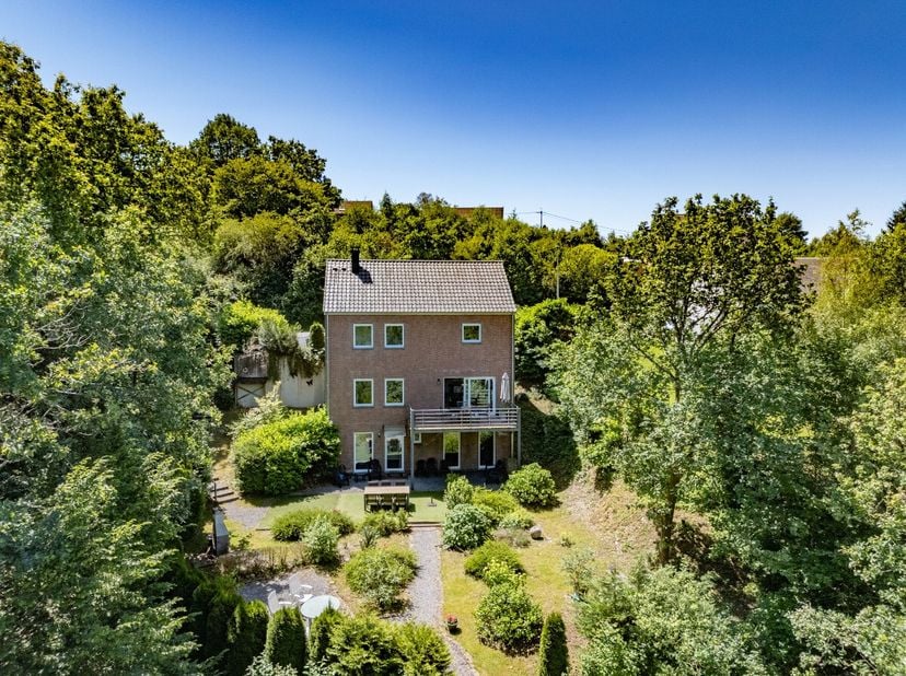 ERA B-LUX stelt deze aangename vrijstaande woning voor, ideaal gelegen in een rustige wijk op slechts 2 minuten van Bouillon, met een uitzonderlijke w