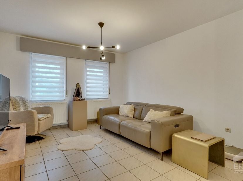 Instapklare woning met 3 slaapkamers en 2 badkamers, gelegen vlakbij het centrum van Maasmechelen en de Mechelse Heide.Deze woning met een bewoonbare