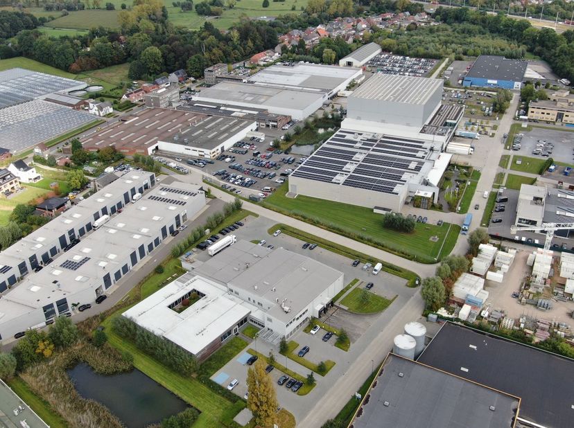 Bedrijfsgebouw met 1.782 m² magazijnruimte (kantoren optioneel).<br />
Gelegen in Satenrozen, uitstekend bereikbaar via de E19, op 20 min van Antwerpe