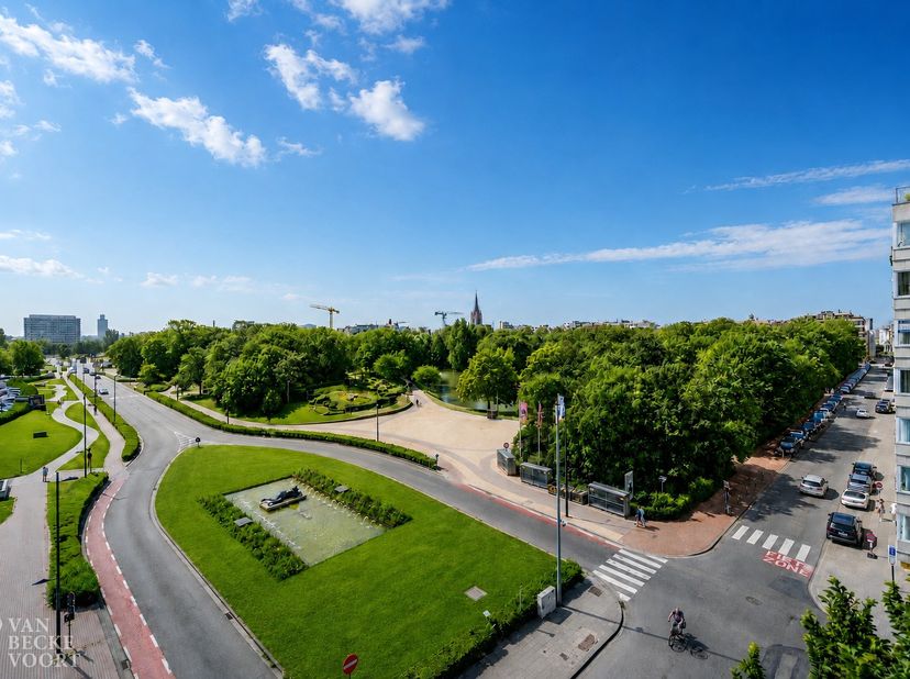 Prachtig gerenoveerd hoekappartement gelegen op de vijfde verdieping met lift in de Residentie "Zonneweelde" -&amp;nbsp;met een subliem en uniek&amp;nbsp;zich
