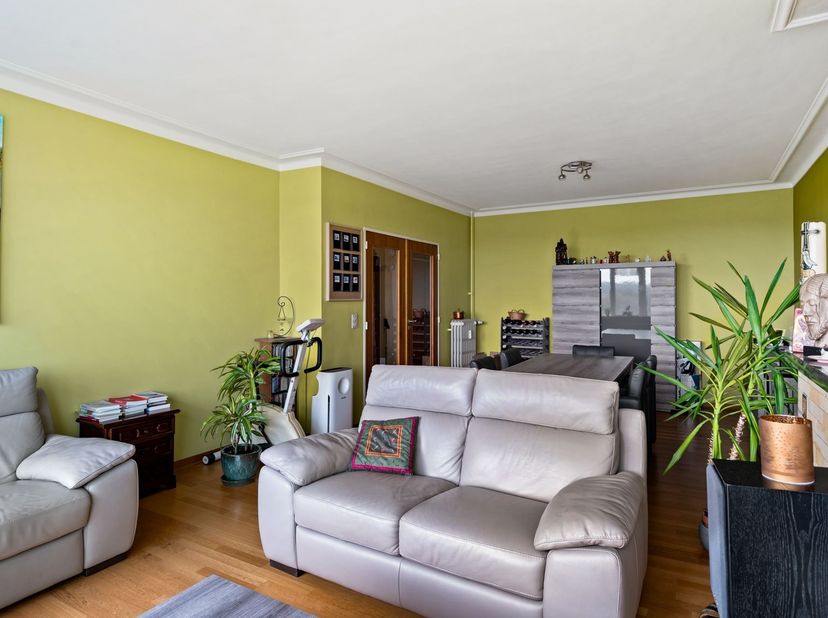 Cet appartement est situé dans un immeuble bien entretenu sur Wouter Haecklaan à Deurne-Sud. Le Rivierenhof est accessible à pied et vous pouvez rejoi