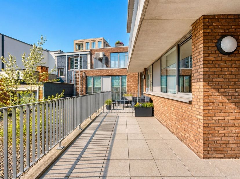 Cet appartement lumineux et prêt à l'emploi est à vendre dans la Heistraat en plein centre de Wilrijk sur le Bist. A quelques pas, vous trouverez tous