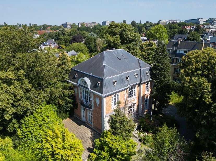 BRUSSEL – Franklin Rooseveltwijk, op een steenworp van het Ter Kamerenbos, elegant herenhuis in Beaux-Artsstijl met een bebouwde oppervlakte van meer