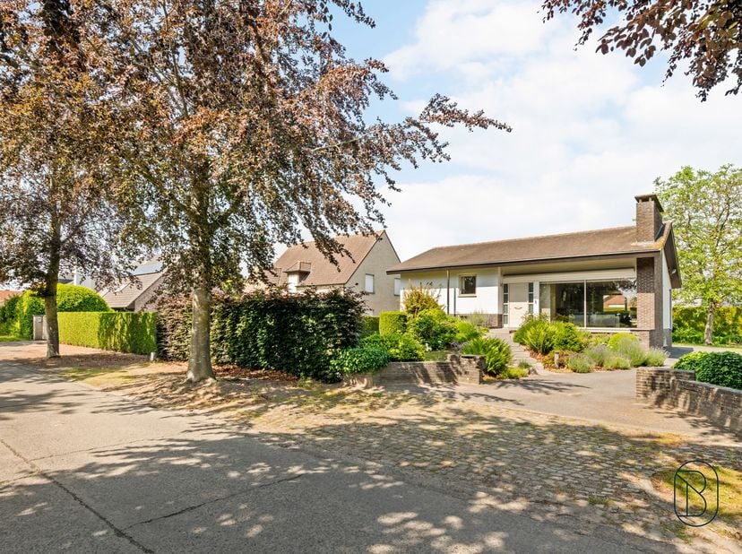 Villa op een perceel van 900 m² in het gegeerde villapark De Piste te Zulte.<br />
<br />
Deze uitstekend onderhouden woning biedt een ruime lichtrijk
