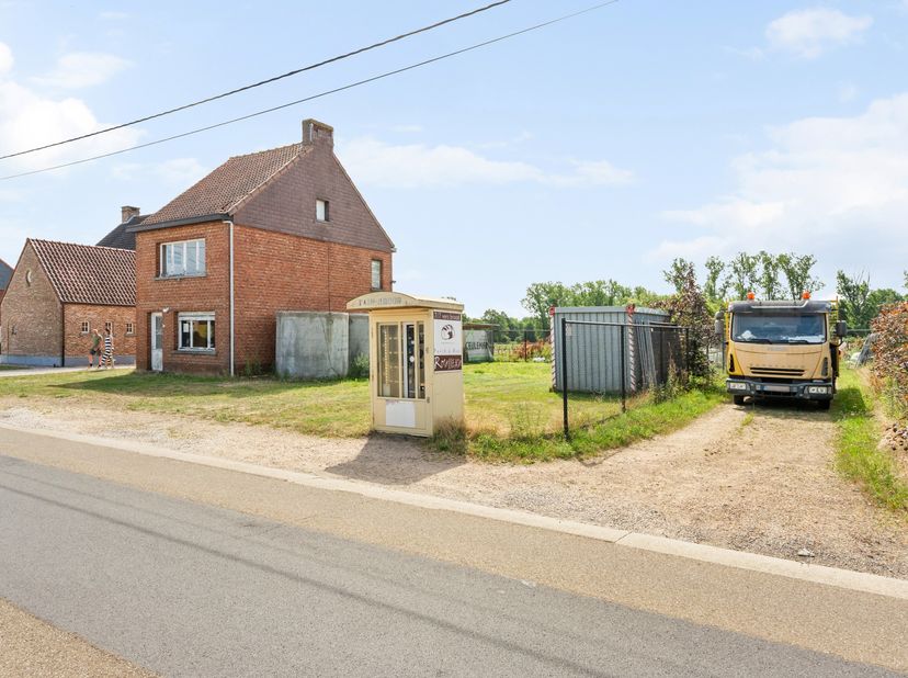 Deze te renoveren/te slopen woning is gelegen in Westerlo nabij het centrum van Zoerle-Parwijs op een zuidoost georiënteerd perceel van 1.849m². <br /