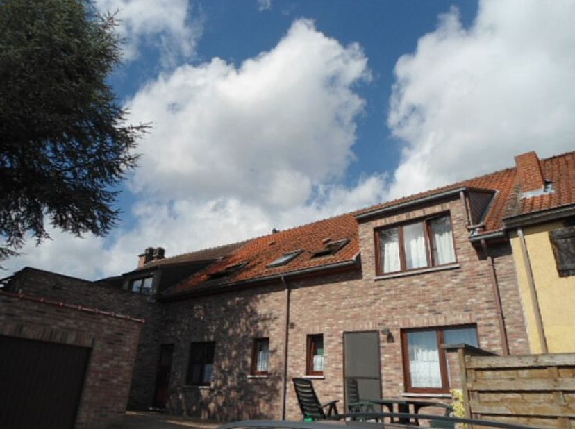 Te huur: ruim appartement met terras en garage op rustige ligging in OverijseDit ruime appartement, gelegen op de eerste verdieping van een kleinschal