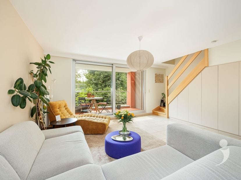 Zeer mooi en ruim appartement in Herent-centrum.<br />
Je komt dit leuke appartement binnen op de eerste verdieping, waar een inkomhal met toilet is.