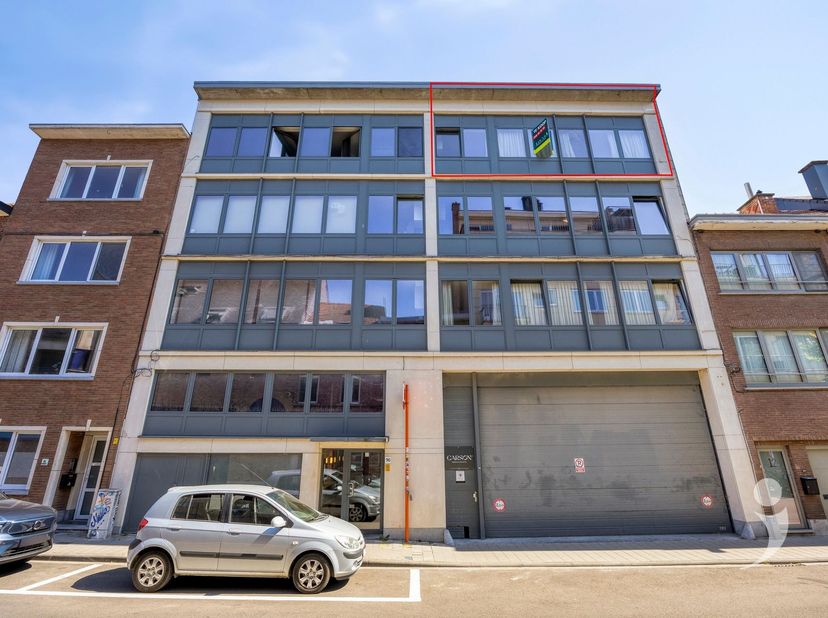 Op zoek naar een modern appartement met veel lichtinval en een uitstekende ligging binnen Leuven? Dan is dit volledig gerenoveerde appartement zeker e