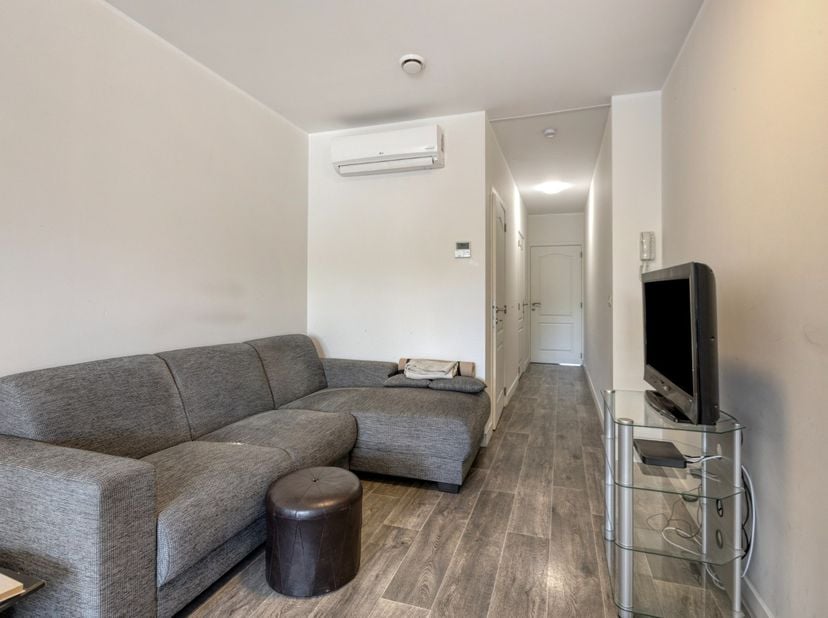 Dit appartement (± 48 m²) is centraal gelegen in Mol, op wandelafstand van openbaar vervoer (trein en bus), winkels, sportfaciliteiten en horecazaken.