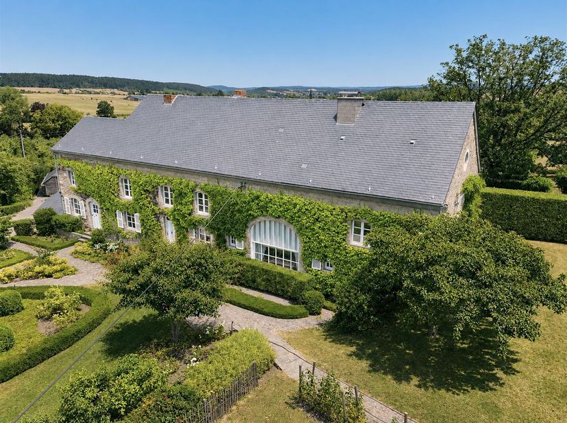 Ontdek dit opmerkelijke stenen landhuis, gelegen op een perceel van 1 hectare en 74 are, in een landelijke omgeving die rust, privacy en een prachtig