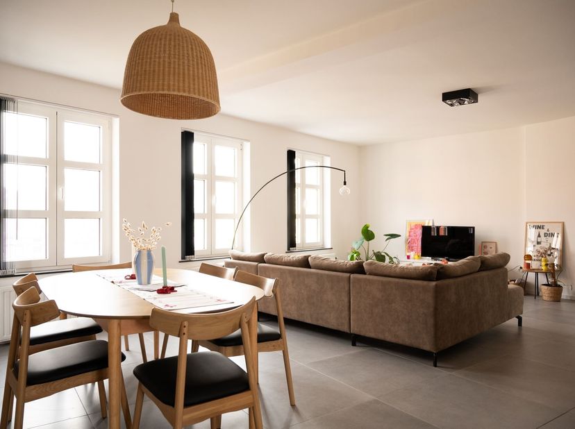 Dit prachtige en eigentijdse appartement is gelegen op de Plèk te Hoegaarden, op de eerste en tweede verdieping van het gebouw.<br />
Dit appartement