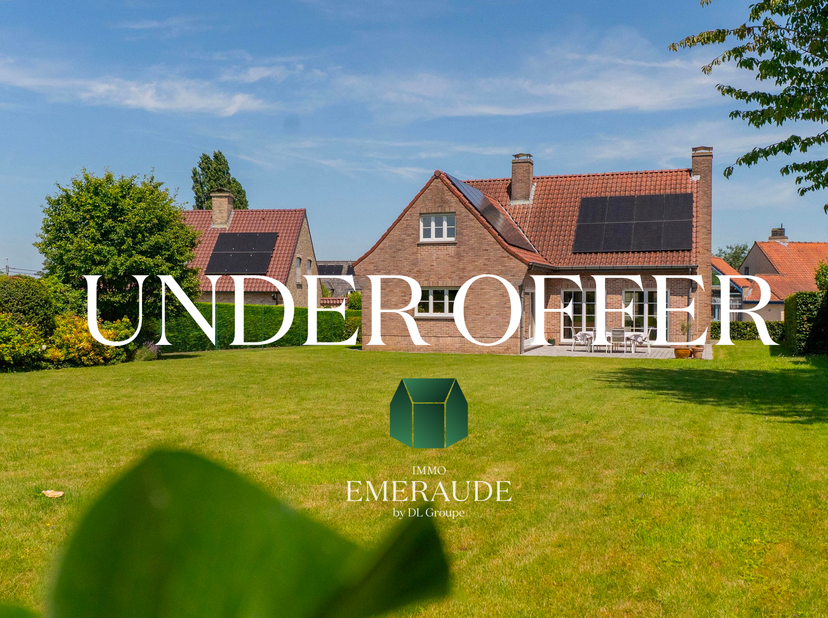 Bij het betreden van de woning komt u binnen via een ruime inkomhal met plaats voor een vestiaire en een apart gastentoilet.<br />
De lichtrijke leefr