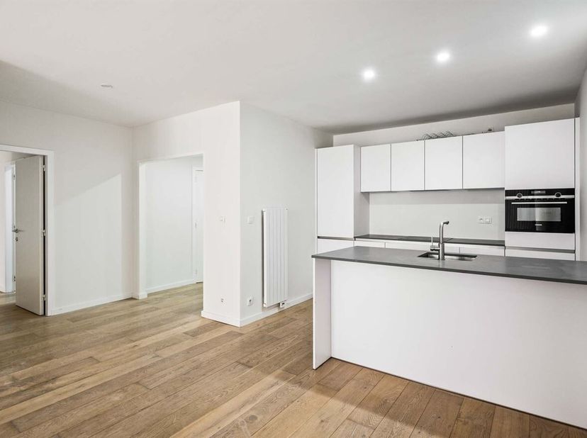 Prachtig instapklaar Appartement (105m²) voorzien van 2 slaapkamers, gelegen op een steenworp van de Groenplaats in Antwerpen<br />
Ligging: <br />
In