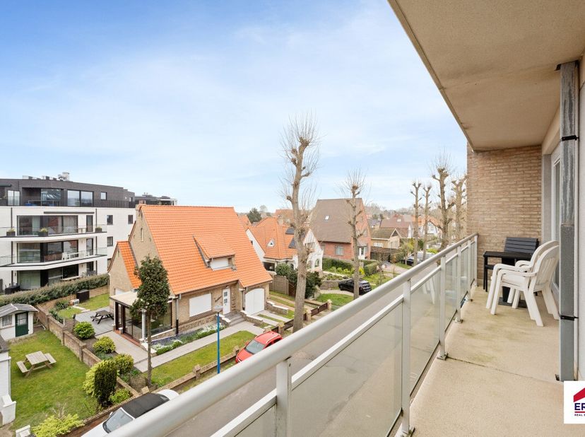 Te koop: verzorgd appartement in Koksijde, centraal maar toch rustig gelegen, met een ruim terras en mooi open zicht. Dit appartement, gebouwd in 1996