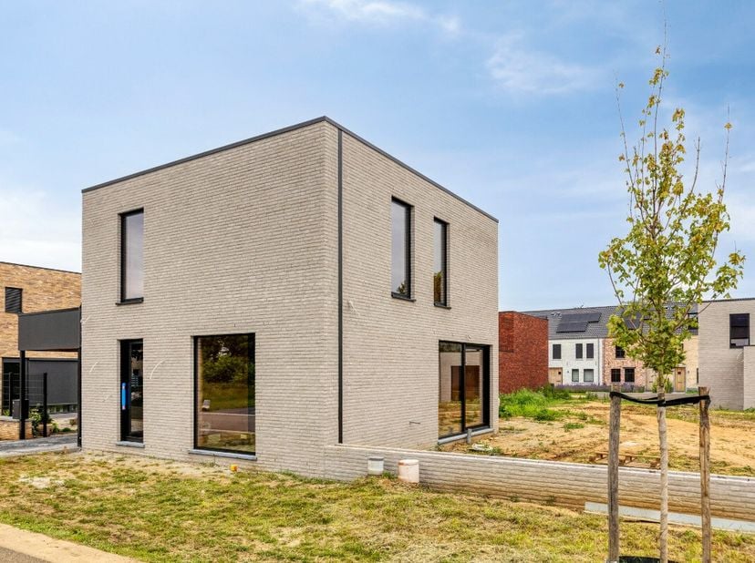 À vendre : maison ouverte moderne à Koersel, située dans un quartier résidentiel calme. Cette maison neuve (construction 2026) allie architecture cont