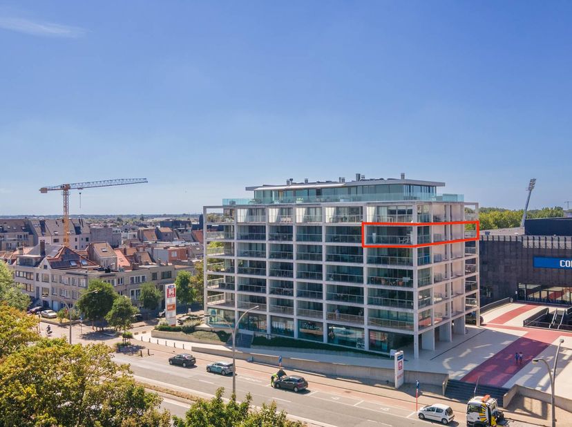 Bel appartement d'angle à vendre situé le long de l'avenue du Nord avec un bel espace de vie, de la lumière et une vue sur le golf de Wellington. <br