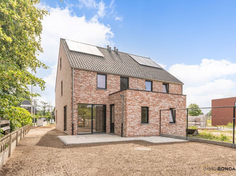 Volledig afgewerkte nieuwbouwwoning met 4 slaapkamers op ruim perceel van 5a 43ca nabij het centrum van Opglabbeek.<br />
Gelegen op een ruim perceel