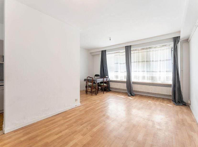 Ontdek dit uitstekend gelegen gelijkvloers appartement op een absolute toplocatie in Roeselare, op wandelafstand van het station, de bruisende winkels