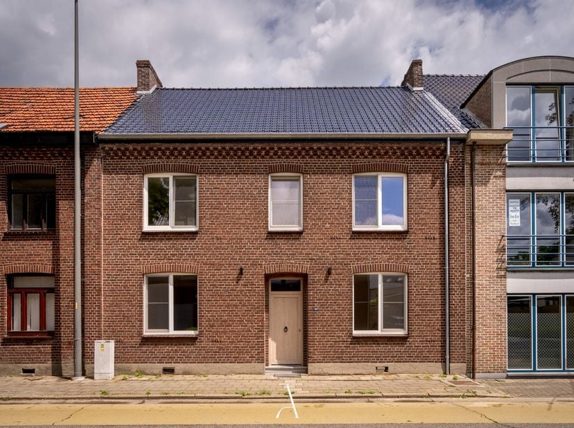 Deze verrassend ruime stadswoning bevindt zich op een uitstekende locatie in het centrum van Maaseik, op wandelafstand van de Markt, winkels, horeca e