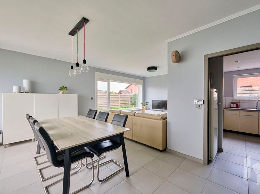 Mooie, instapklare woning met een lichtrijke woonkamer, 3 slaapkamers en een inpandige garage gelegen op een hoekperceel van 509 m² in een rustige buu