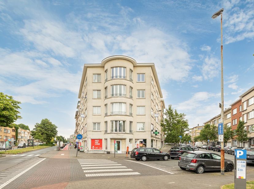 Dit ruime en lichtrijke appartement is gelegen op de tweede verdieping van een verzorgd gebouw aan de Vlaamsekunstlaan 74 in Antwerpen.<br />
<br />
H