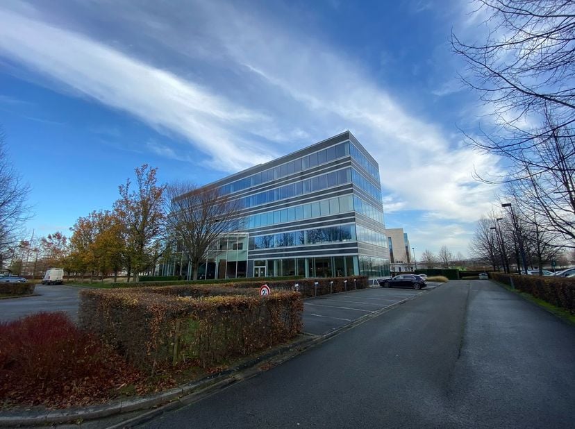 Uniek gelegen kantoorruimte van 975 m² met uitstekende visibiliteit te huur, deel uitmakend van het knappe kantorencomplex "Bourget".<br />
<br />
De