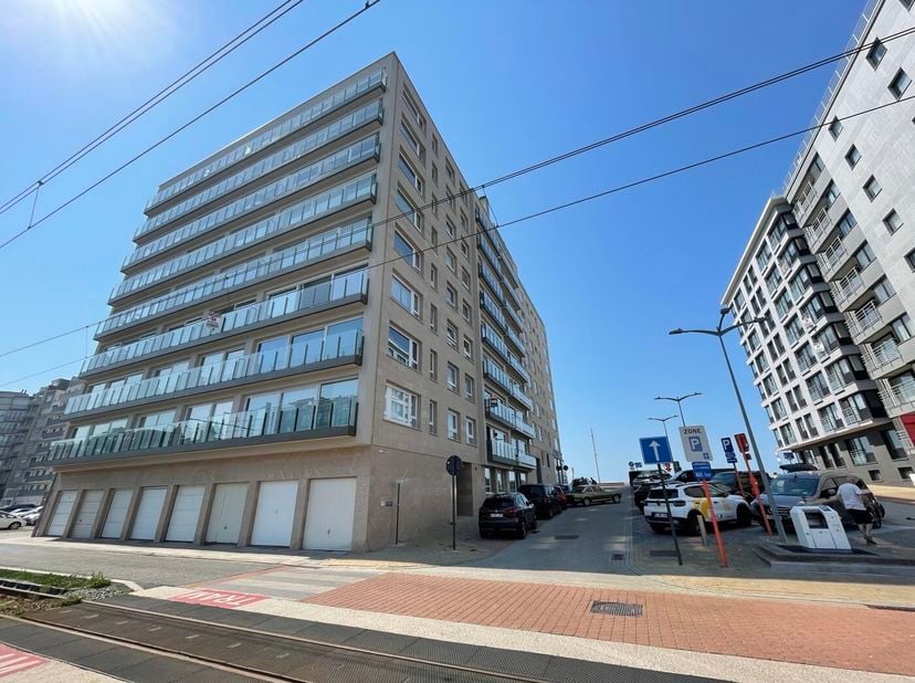 Dit prachtig gerenoveerde appartement in Wenduine combineert comfort en stijl met een warme, uitnodigende sfeer. Met twee slaapkamers en een lichte wo