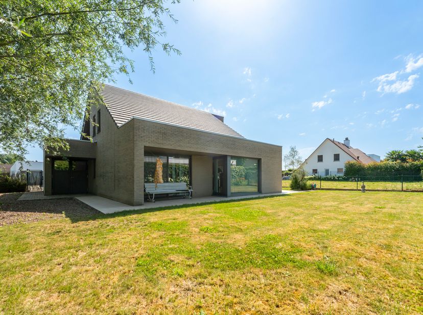 Rustig gelegen vrijstaande woning met EPC B te koop in Wevelgem<br />
Je betreedt de woning via de inkomhal, met toegang tot een eerste slaapkamer of