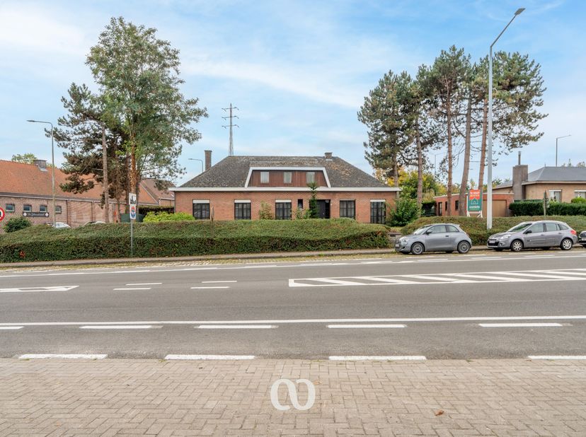 Vous voulez combiner vie et travail au même endroit ? Alors c'est ce que vous cherchez !<br />
<br />
Cette maison est située dans un endroit très acc