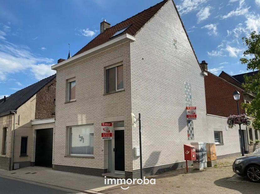 Perfect onderhouden hoekwoning met 3 slaapkamers pal in het centrum van Oeselgem.<br />
Indeling: inkom, leefruimte met gashaard, geïnstalleerde keuke