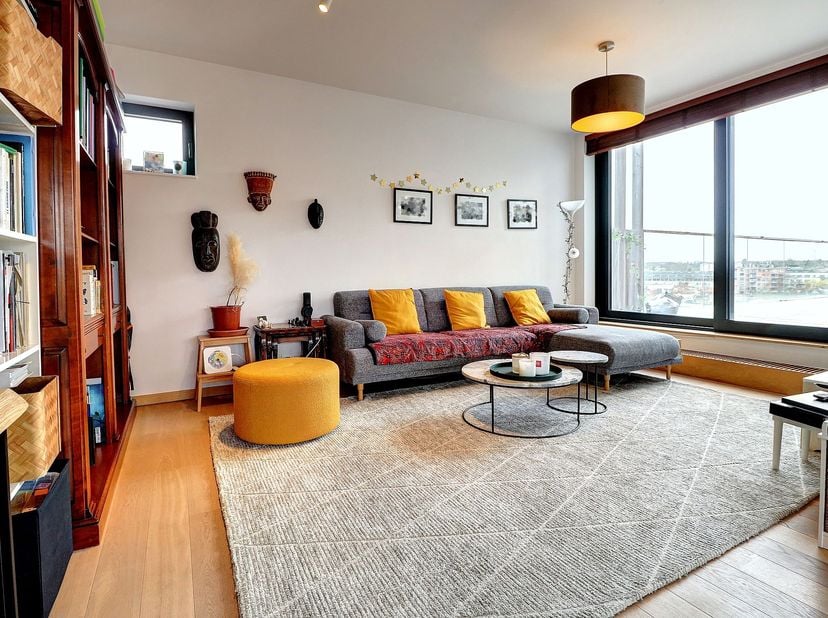 Magnifique et lumineux appartement meublé de +- 125m² habitables composé de : <br />
- un hall d'entrée avec vestiaire,<br />
- une toilette visiteurs