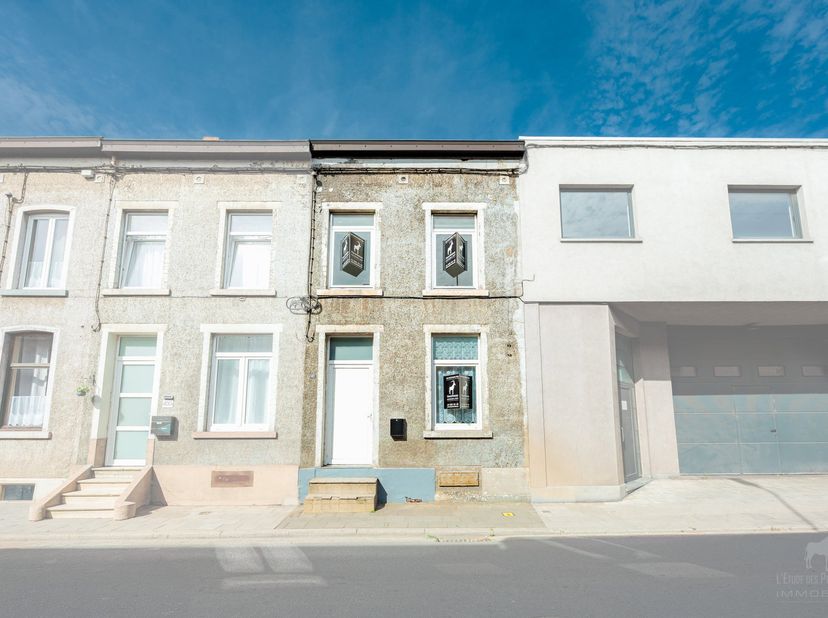 REFERENTIE KANTOOR: L6031-438<br />
*** VIRTUEEL BEZOEK : https://envisite.net/vtour/fr/5ign2p/frame ***<br />
Ontdek deze prachtige woning gelegen in