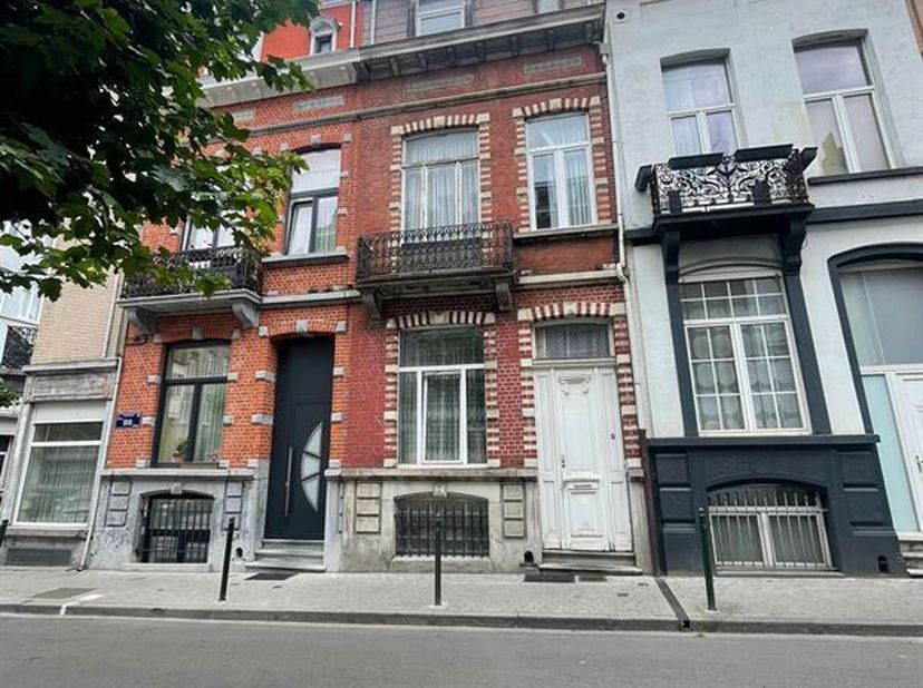 Vlakbij het Armand Steurs Plein - In een rustige woonstraat - Mooi 5-slaapkamer huis van +/- 150m² als volgt samengesteld: Op het gelijkvloers: een in