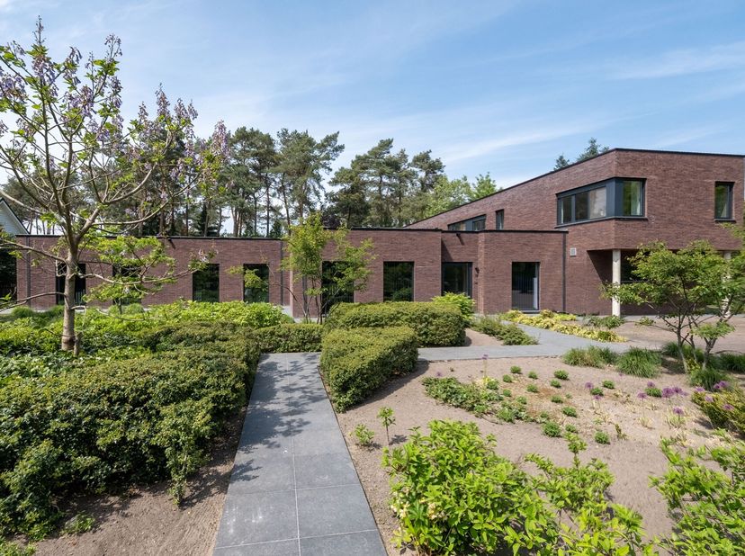 Prachtige moderne villa (BEN-woning) in bosrijke en residentiële omgeving op perceel van 2.311 m². Mooie leefruimte, volledig ingerichte leefkeuken, z