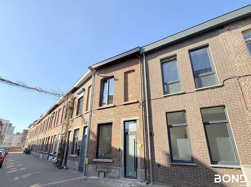 Ideale investeringsopportuniteit met drie slaapkamers en drie badkamers!<br />
Deze woning is uitermate geschikt voor cohousing en/of eigen bewoning,