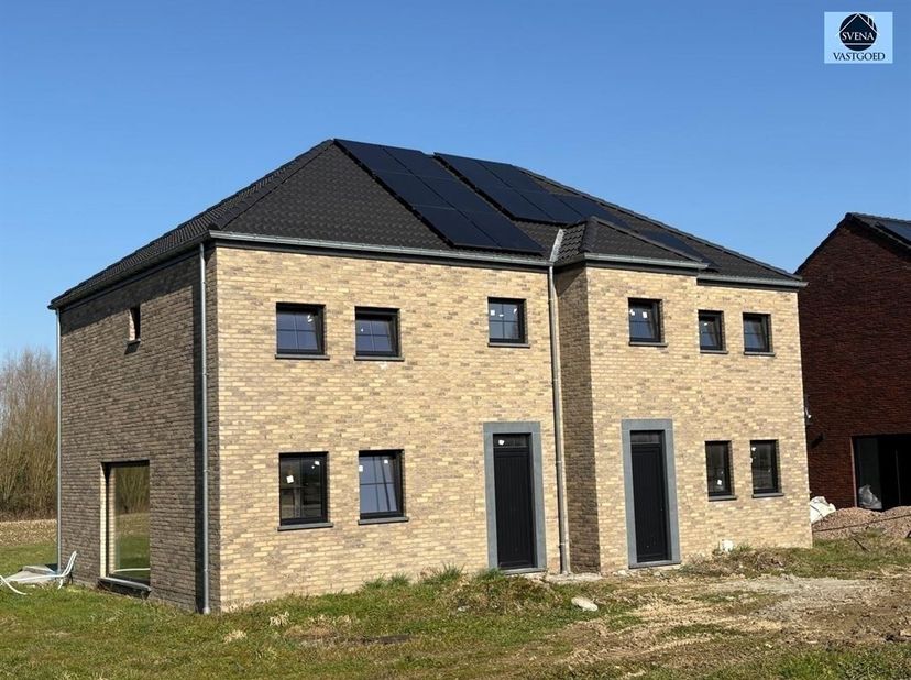 SEMI-DETACHED<br />
Prix indicatif : 374.500 euro<br />
Cette magnifique maison entièrement finie/complètement autonome est située à un jet de pierre