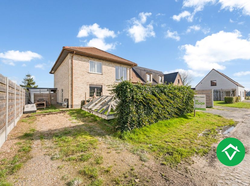 Deze woning is gelegen op een grondoppervlakte van 658 m² en bestaat uit: inkomhal - toilet - living - keuken - wasplaats - berging - garage - 1 slaap