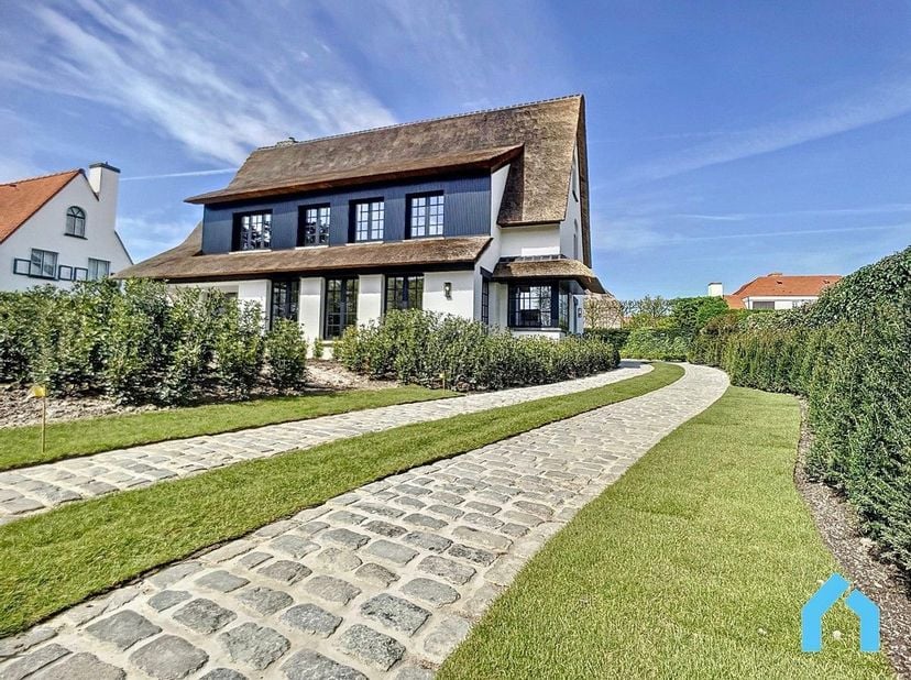 Deze ruime villa bevindt zich op een rustig gelegen perceel van 988m² in een doodlopende straat.<br />
<br />
Indeling: Inkom met vestiaire en gastent