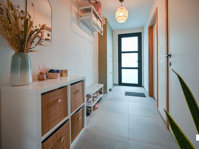 Ontdek deze volledig gerenoveerde eengezinswoning, die in 2024 grondig werd aangepakt. De woning werd volledig gestript, voorzien van nieuwe technieke