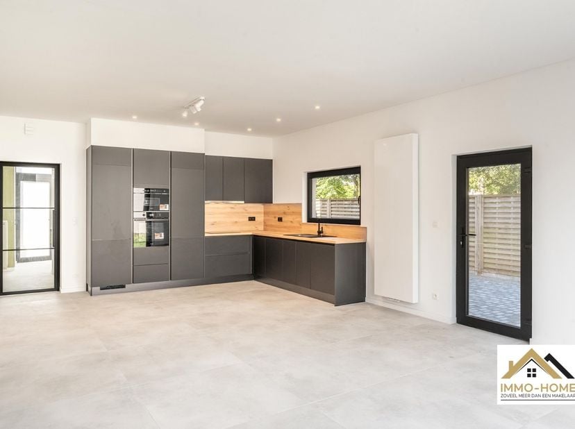Deze volledige gerenoveerde woning met zonnepanelen is een perfecte buitenkans voor wie op zoek is naar een instapklare moderne woning, voorzien van a