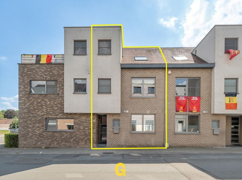 Langs Hof ter Weyer ter hoogte van nummer 32, bevindt zich deze knap afgewerkte rijwoning met standplaats en kelderberging, deel uitmakende van reside