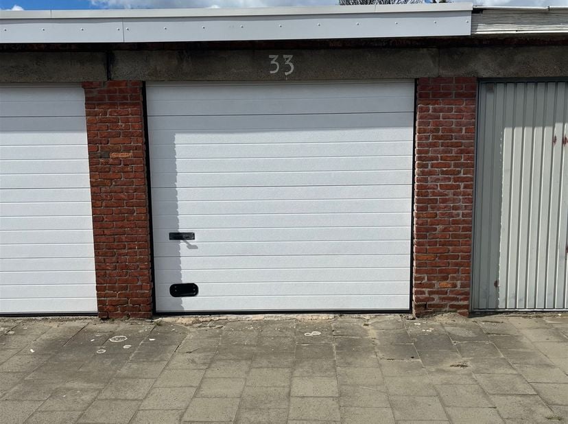 Ce garage fermé situé dans le centre de Hoboken vous attend en tant que nouveau propriétaire !<br />
L'entrée du complexe de garages se situe au nive